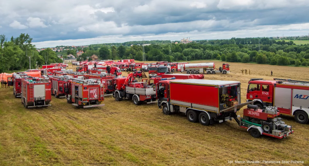 Straż Pożarna , Strażacy ćwiczą gaszenie lasów ratownictwo specjalistyczne - zdjęcie, fotografia
