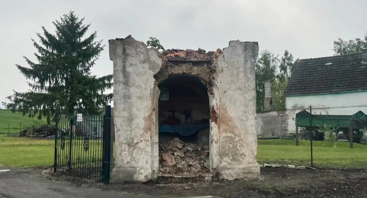 Powiat Nyski, Zrujnowana kapliczka Lubiatowie - zdjęcie, fotografia