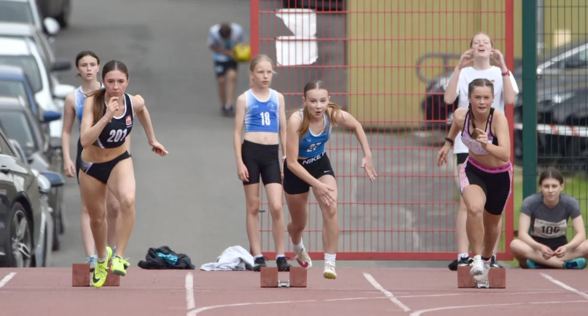 Isabell Kasica (w środku) w biegu sprinterskim uzyskała czas 14.50