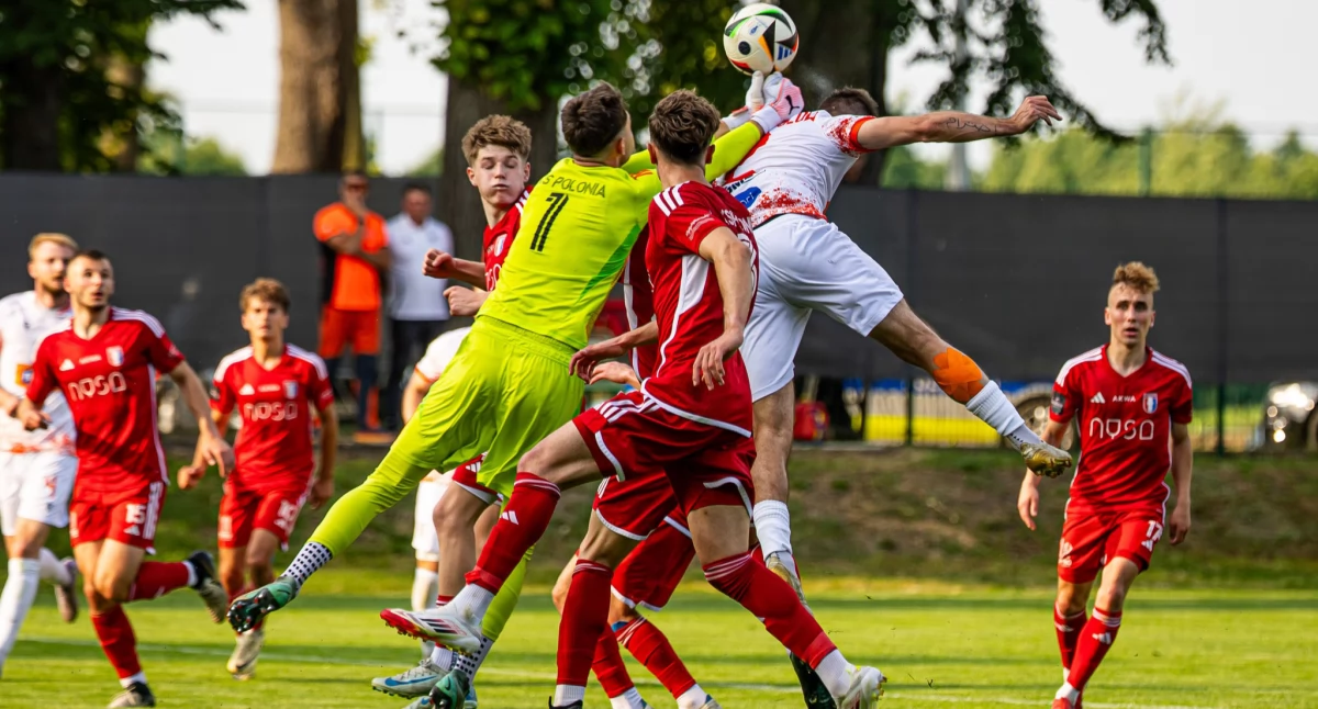 Barycz Sułów - Polonia Nysa 0:1. W akcji bramkarz Polonii Nysa - Miłosz Jaskuła. Foto: Barycz Sułów