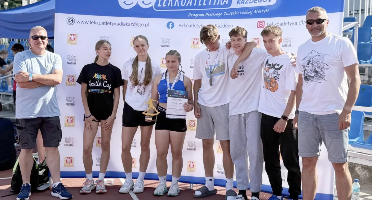 Trenerzy Jacek Ryszewski (z lewej) i Tomasz Kołodziej (z prawej) i ich wunderteam
