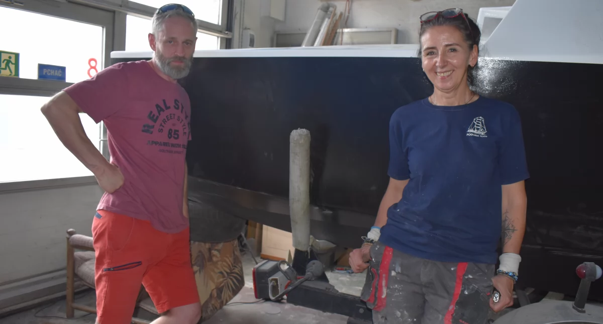 Ludzie, Pokonają Atlantyk łodziami które zbudowali Agnieszka Babicz Marek Gełgut dwoje śmiałków kończy budowę dwóch jednoosobowych łodzi - zdjęcie, fotografia