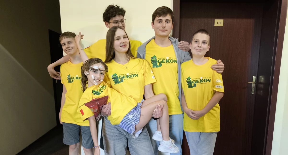 Gekon Nysa. Od lewej: Maciej Wilman, Piotr Jabłoński, Marta Opałka, Tymon Jaworski i Kacper Kraska. Na rękach Julia Żelazny. Jej specyficzny image to efekt procedury przyjęcia do klubu