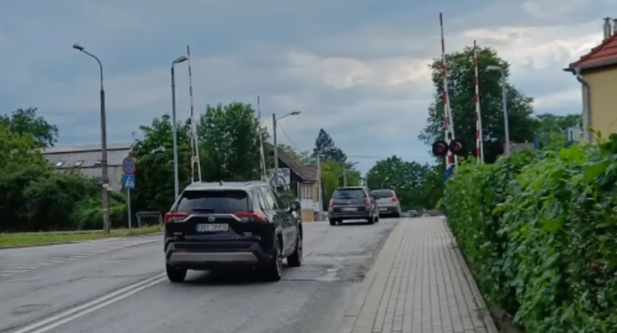 Komunikacja , Przejazd Grodkowskiej dróżnika bezpieczniej - zdjęcie, fotografia