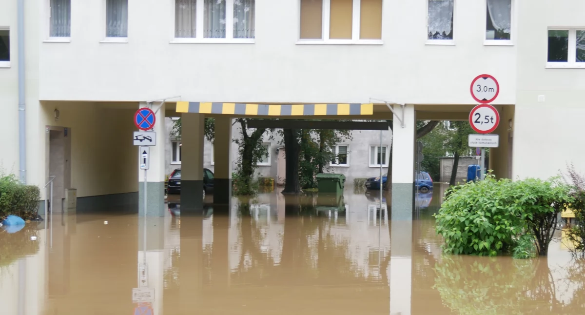 Kontrowersje, Pieniędzy starczy tylko budynków w kraju! - zdjęcie, fotografia