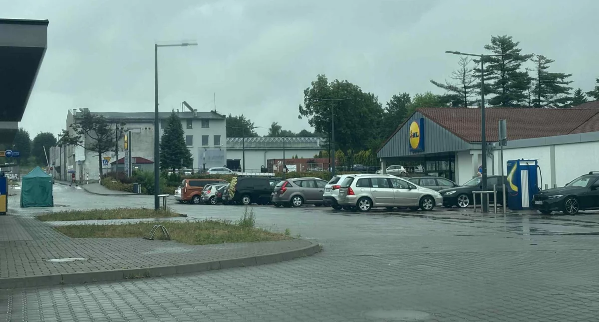 Policja , Sklepy prądu Ktoś uszkodził skrzynkę energetyczną  - zdjęcie, fotografia