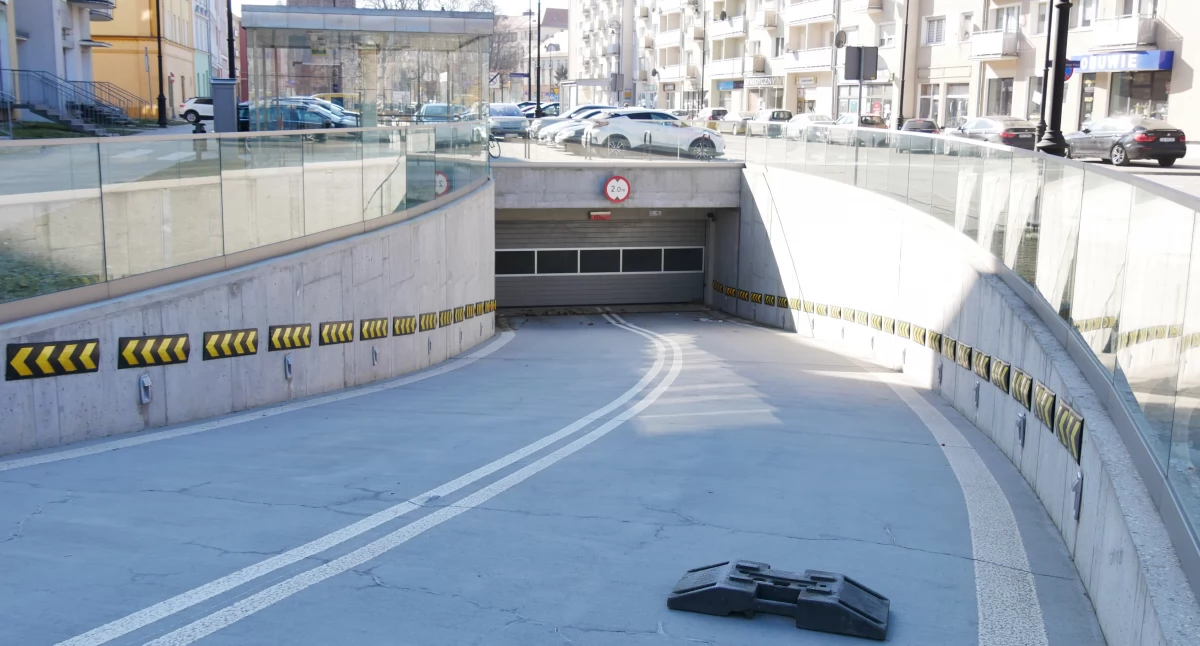 Powiat Nyski, Parking podziemny remontu - zdjęcie, fotografia