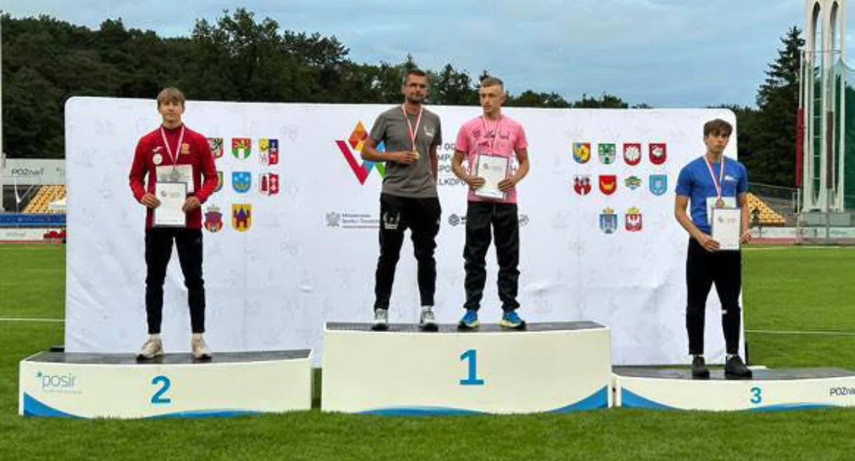 Najlepsi zawodnicy w skoku w dal. Pierwszy z lewej: srebrny medalista mistrzostw Polski - Adam Rydlewski (Juvenia Głuchołazy)