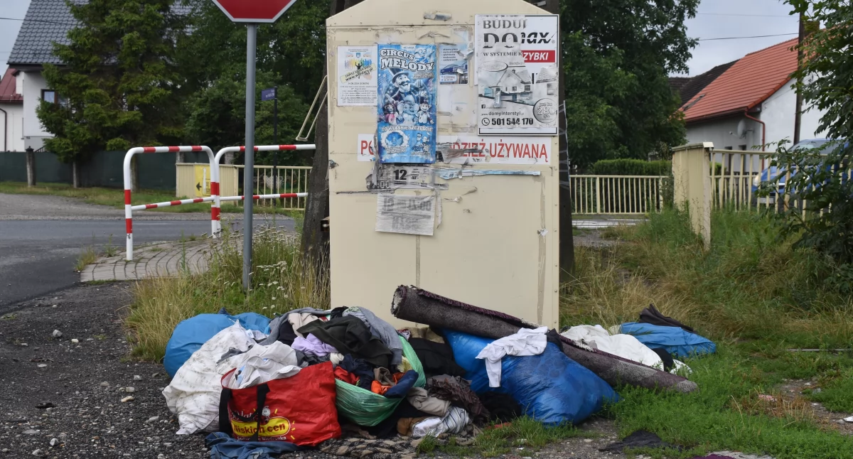 Kontrowersje, Bałagan wokół kontenerów odzież - zdjęcie, fotografia