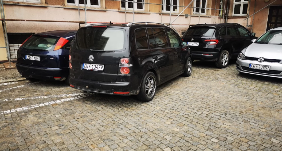 Kontrowersje, Powstanie parking urzędników! funduszy popowodziowych - zdjęcie, fotografia