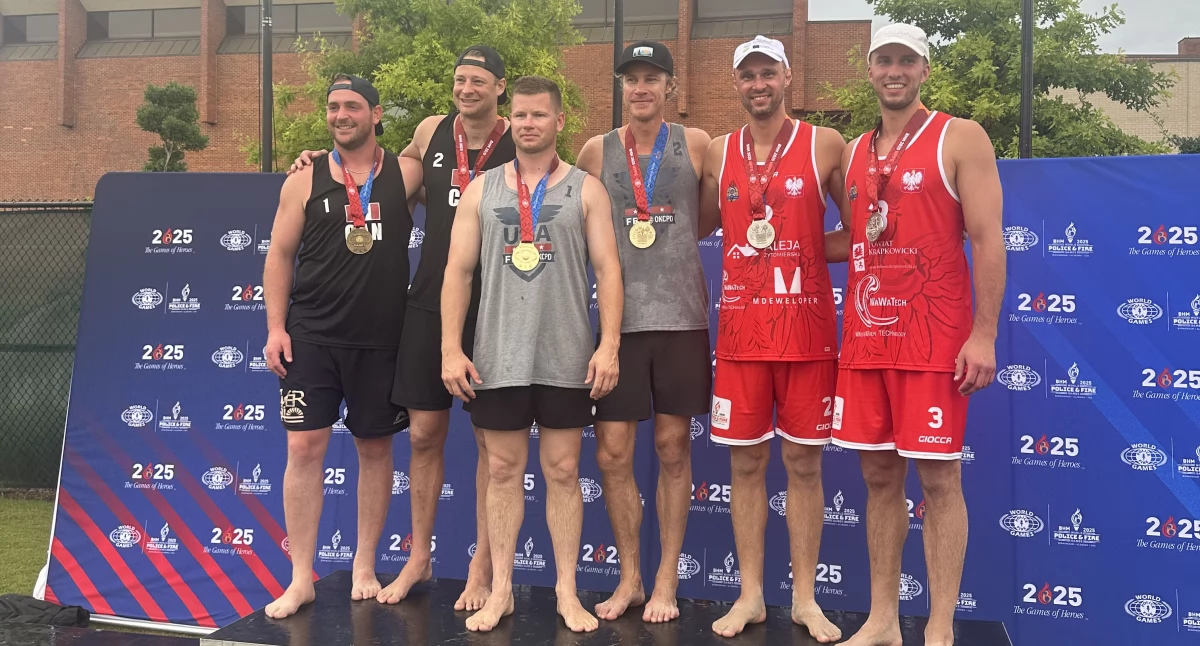 Medaliści w siatkówce plażowej, a wśród nich Michał Nalborski