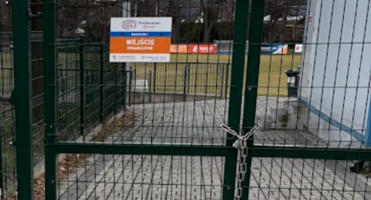 Kontrowersje, Zawłaszczyli boisko! Radna składa wniosek otwarcie obiektu mieszkańców - zdjęcie, fotografia