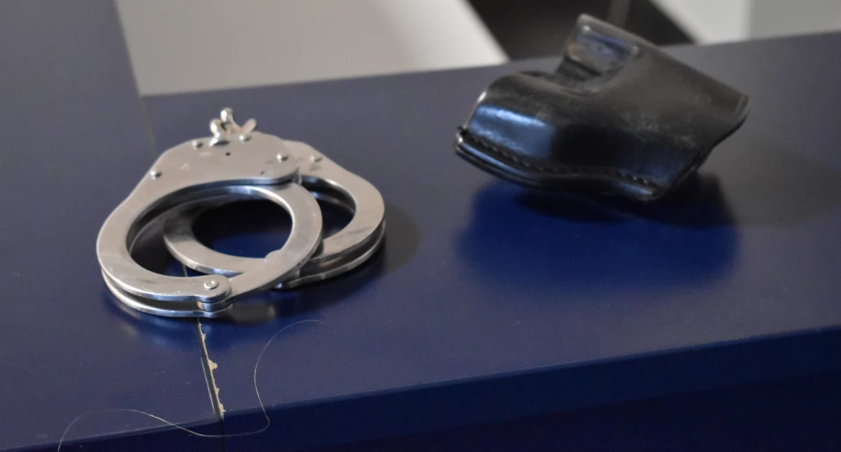 Policja , Policyjne małżeństwo służbie zatrzymało gorącym uczynku złodzieja - zdjęcie, fotografia