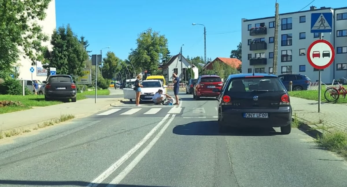 Niepełnosprawny rowerzysta został potrącony, bo jechał po pasach 