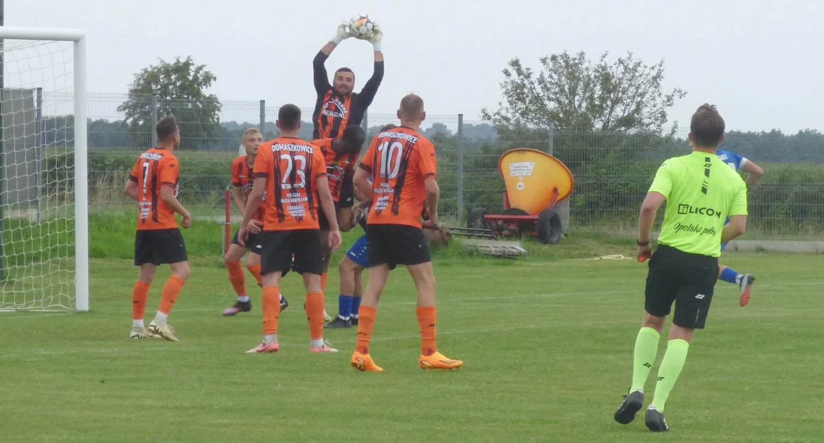 LZS Domaszkowice - Piast Strzelce Opolskie 4:1. Udana interwencja bramkarza LZS Domaszkowice - Piotra Kowalczyka