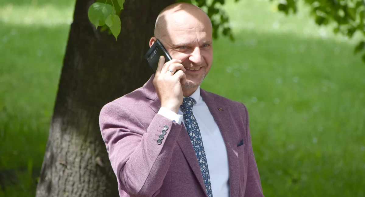 Na nagrody, premie i stałe dodatki do niemałej pensji mógł liczyć sekretarz Piotr Bobak