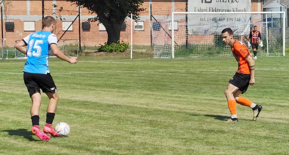 LZS Walce - LZS Domaszkowice 1:2. Przy piłce Oleksii Kasian (LZS Walce). Foto: LZS Walce