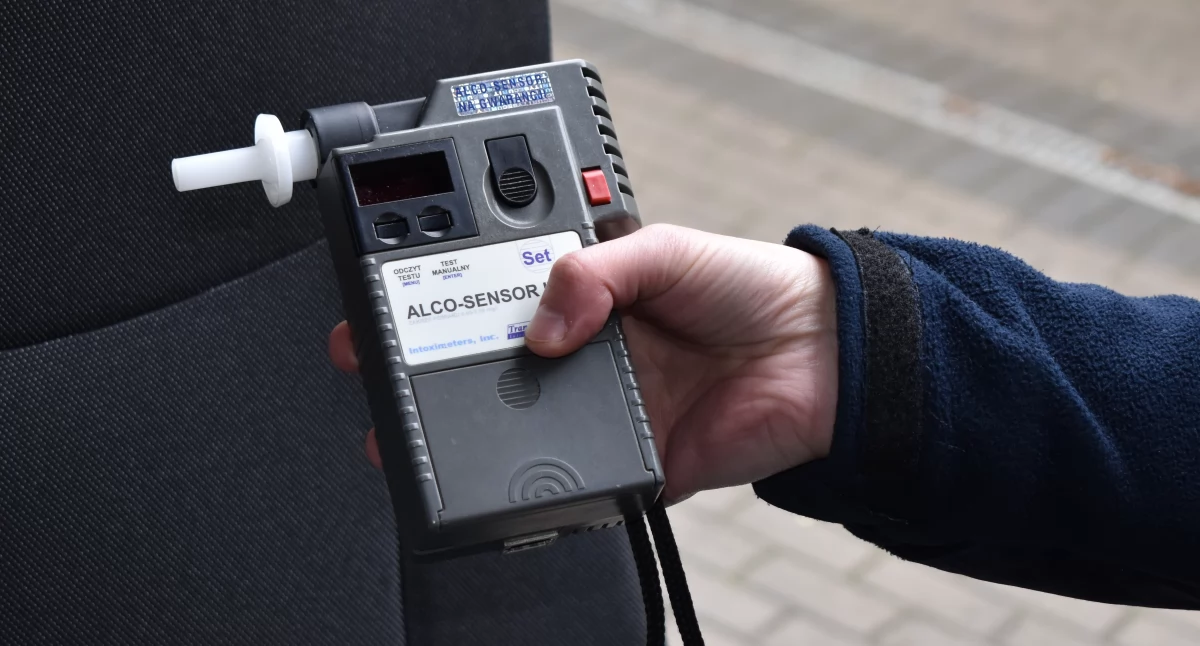 Policja , Wydmuchał ponad promil Dachował rowie - zdjęcie, fotografia