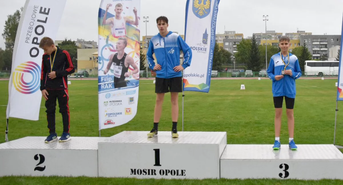 Na medalowym podium najlepsi w skoku w dal. Od lewej: Franciszek Dziadowicz (Podium Kup), Kamil Małejki (MUKS Gim 2 Nysa) i Maciej Wilman (MUKS Gim 2 Nysa)