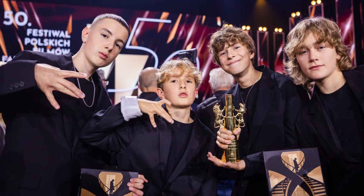 Mikołaj i Filip Juszczykowie (pierwsi z lewej) – dwóch nastoletnich braci z naszego miasta, szturmem zdobyli polskie kino  foto: Gdynia.pl