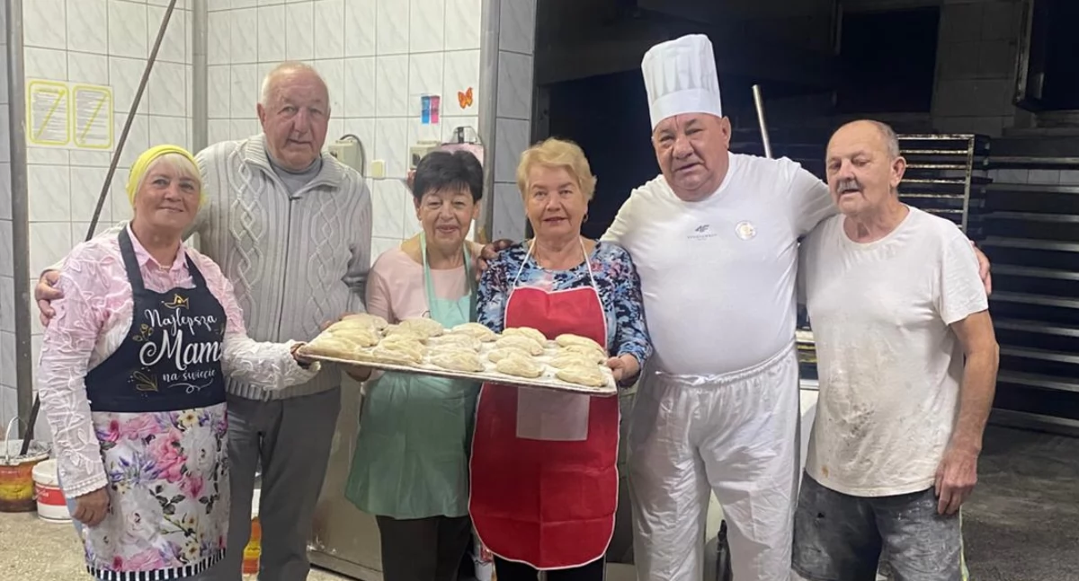 Sprawy społeczne, Diabetycy pieką chleb chorych cukrzycę - zdjęcie, fotografia