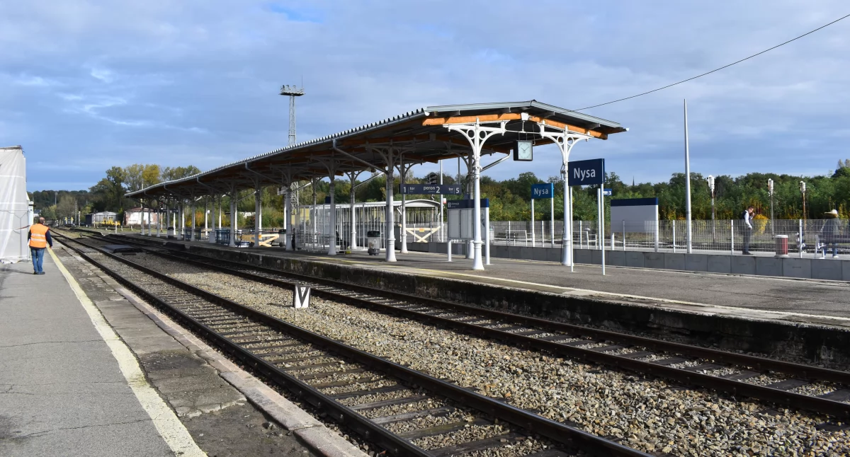 Komunikacja , Pociąg przyjechał Pasażerowie dowiedzieli minutę przed odjazdem - zdjęcie, fotografia