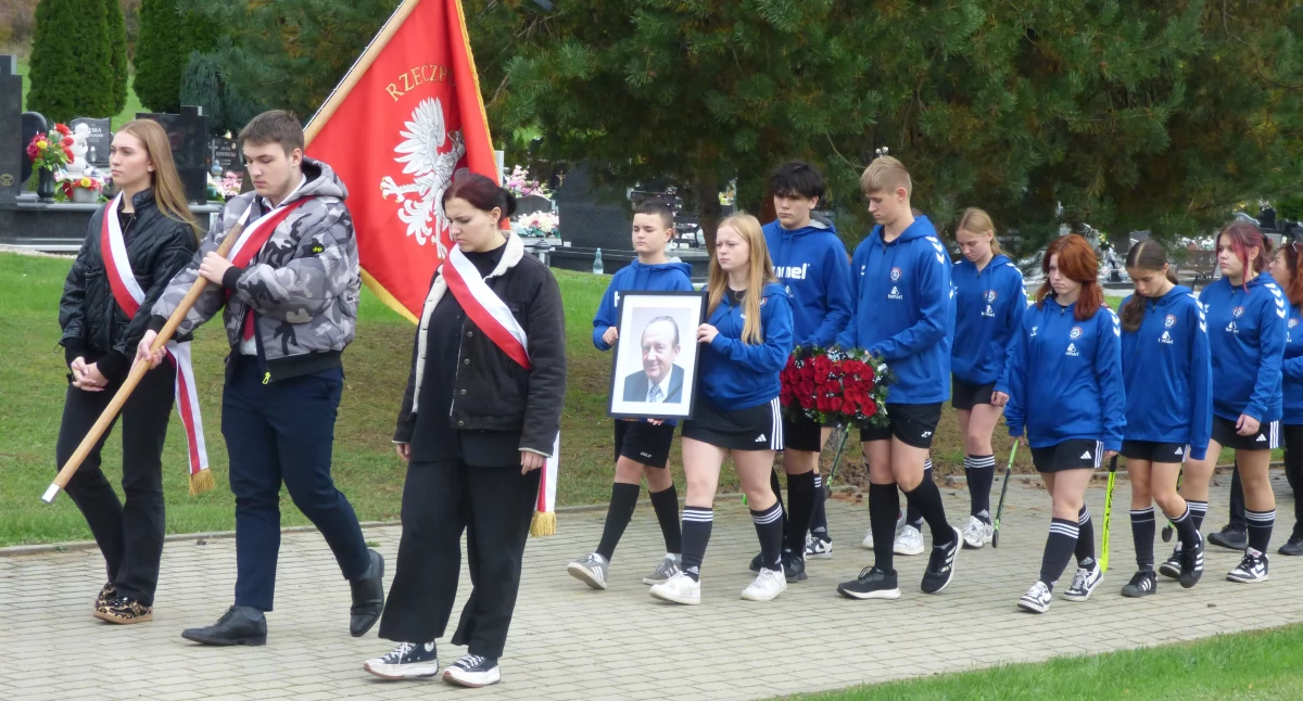 Orszak pogrzebowy otwierał poczet sztandarowy Zespołu Szkół i Placówek Oświatowych w Nysie oraz nyskie laskarki i laskarze 