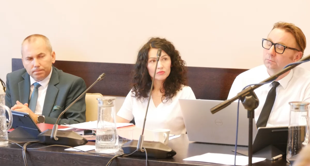 Kontrowersje, Uchwała kagańcowa Nysie podpisał - zdjęcie, fotografia