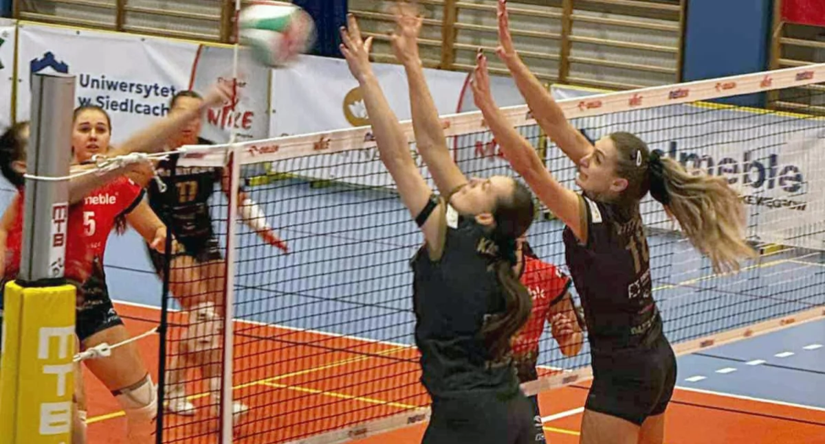 NIKE Węgrów - NTSK PANS Komunalnik Nysa 0:3. W akcji Maja Kaczmarczyk i Nikola Witkowska, czyli monster block nyskiego zespołu 