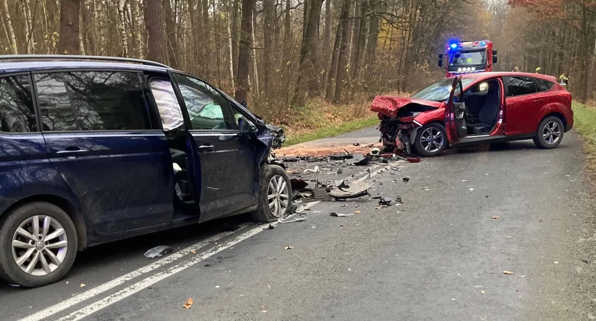 Policja , Czołowe zderzenie dwóch samochodów - zdjęcie, fotografia
