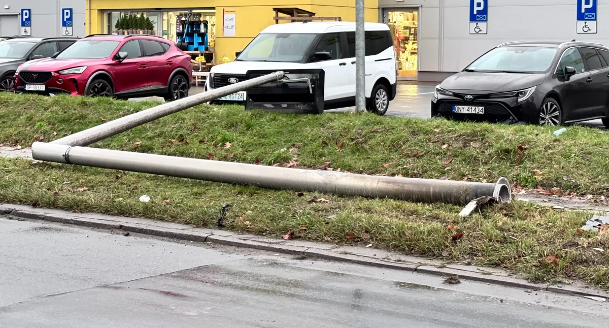 Policja , Skosił sygnalizator świetlny Asnyka Dziwne tłumaczenia właściciela - zdjęcie, fotografia