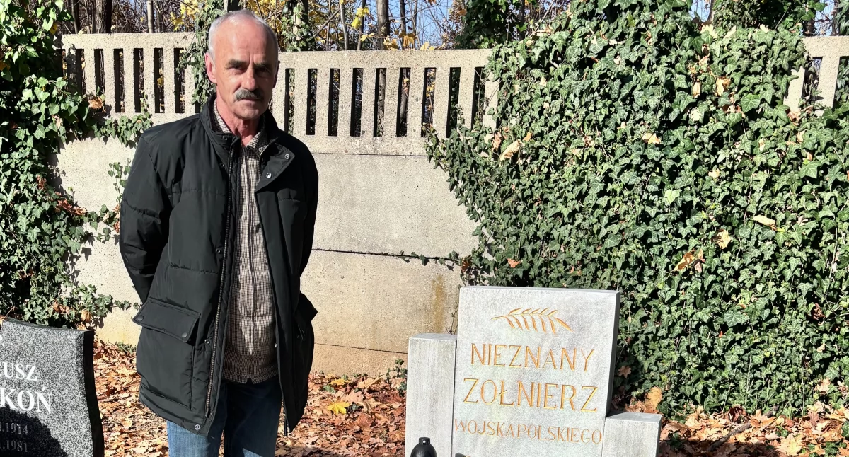 Kazimierz Huczek przy grobie nieznanego żołnierza, który odnowił 