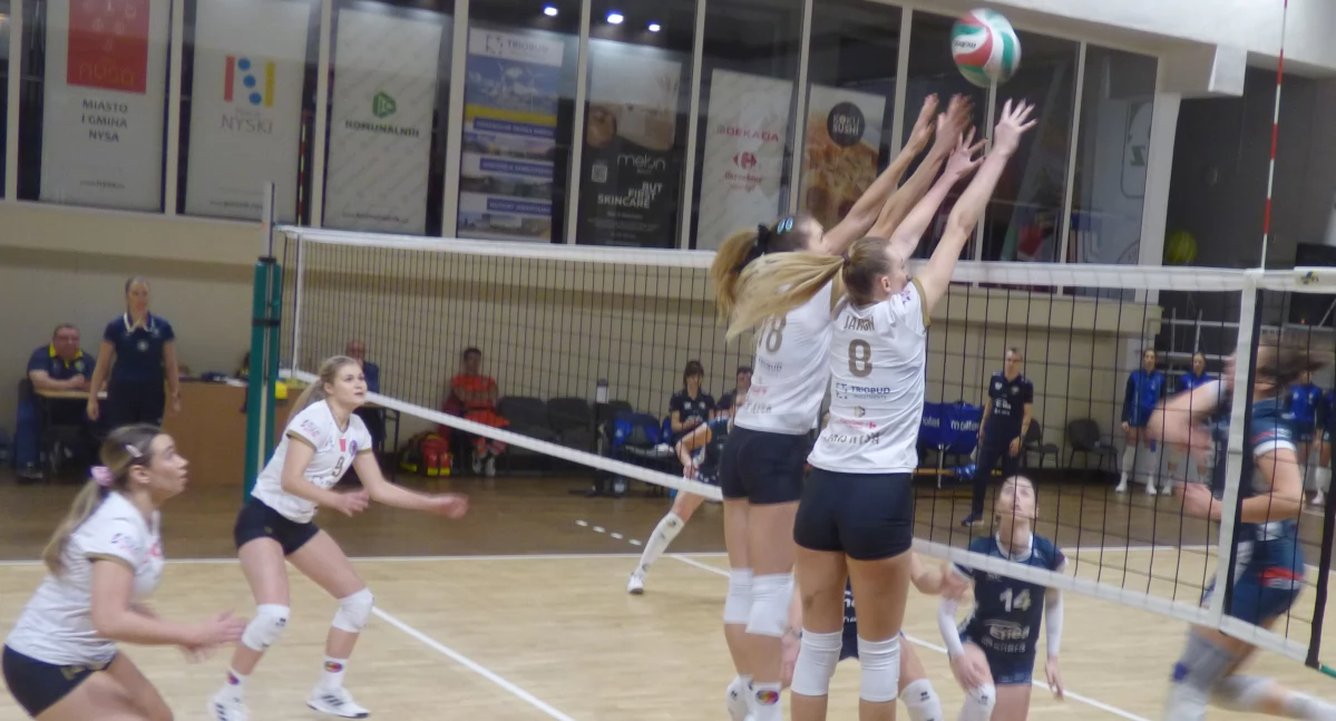 NTSK PANS Komunalnik Nysa - Enea KS Piła 0:3. W akcji podwójny blok nyskiego zespołu, w wykonaniu Nikoli Witkowskiej i Emilii Solarewicz