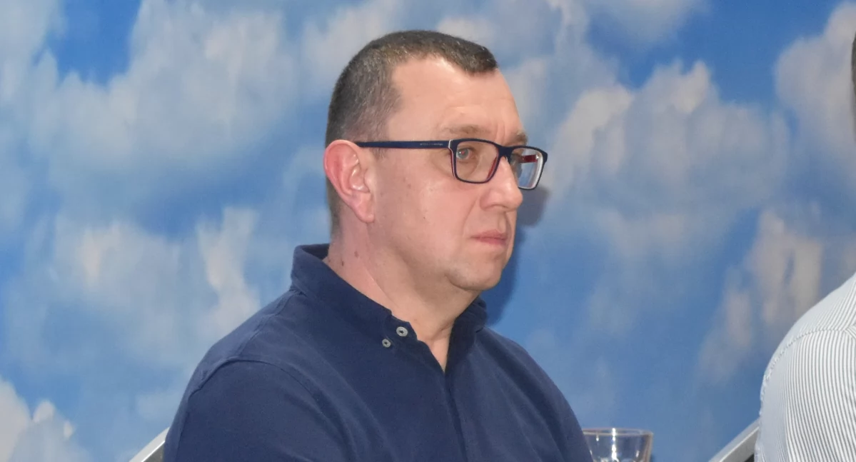 Robertowi Adamczyk najpierw odebrano głos, a następnie kazano wyjść z sali obrad...