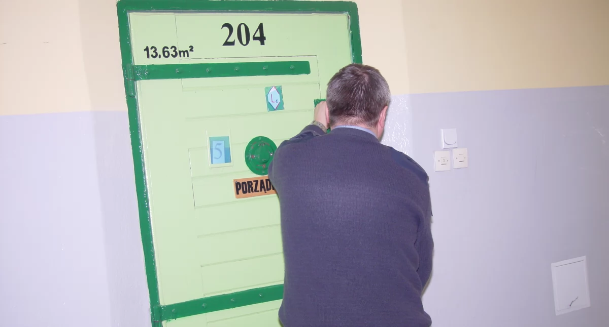 Jeden z osadzonych, podając się za adwokata, oferował innemu więźniowi pomoc w uzyskaniu przerwy w karze w zamian za 30 tys. zł 