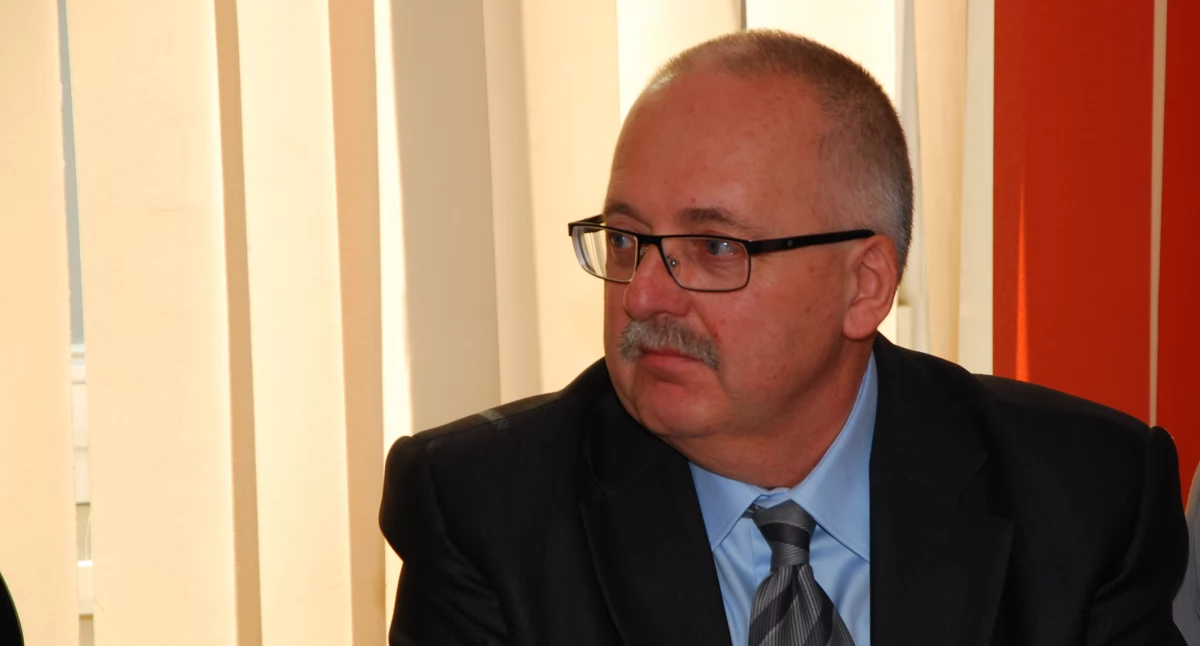 Piotr Wierzbicki ma 65 lat. Od 2106 r. jest sekretarzem gminy Głuchołazy