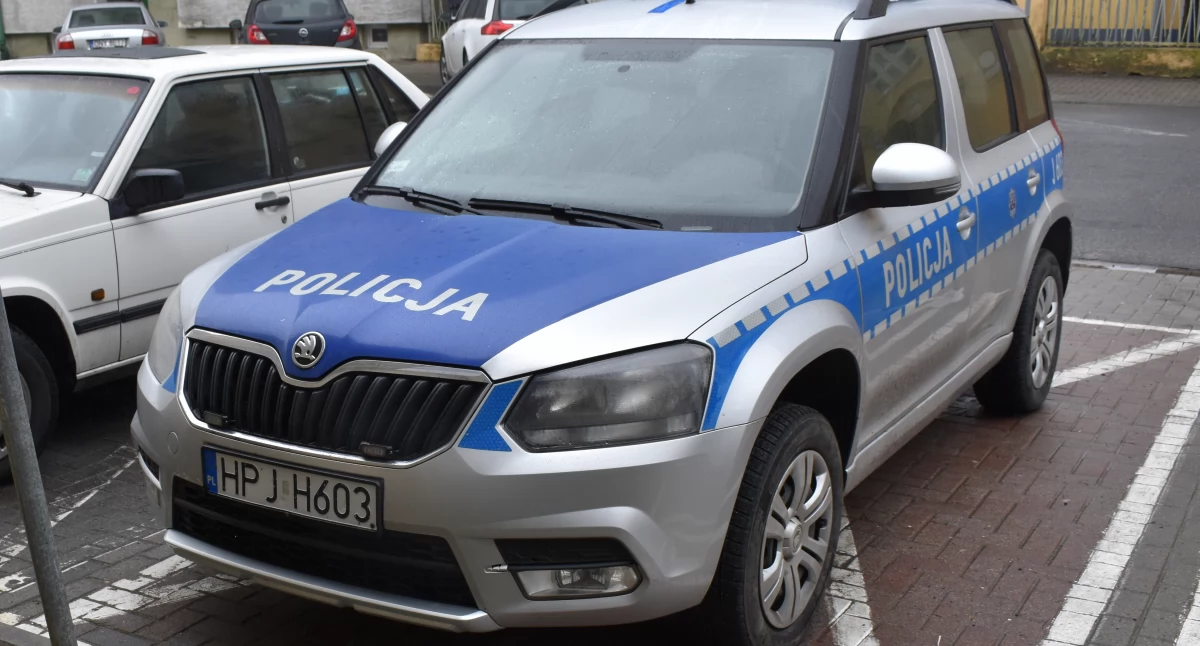 Policja , Policjanci czekają auto  - zdjęcie, fotografia