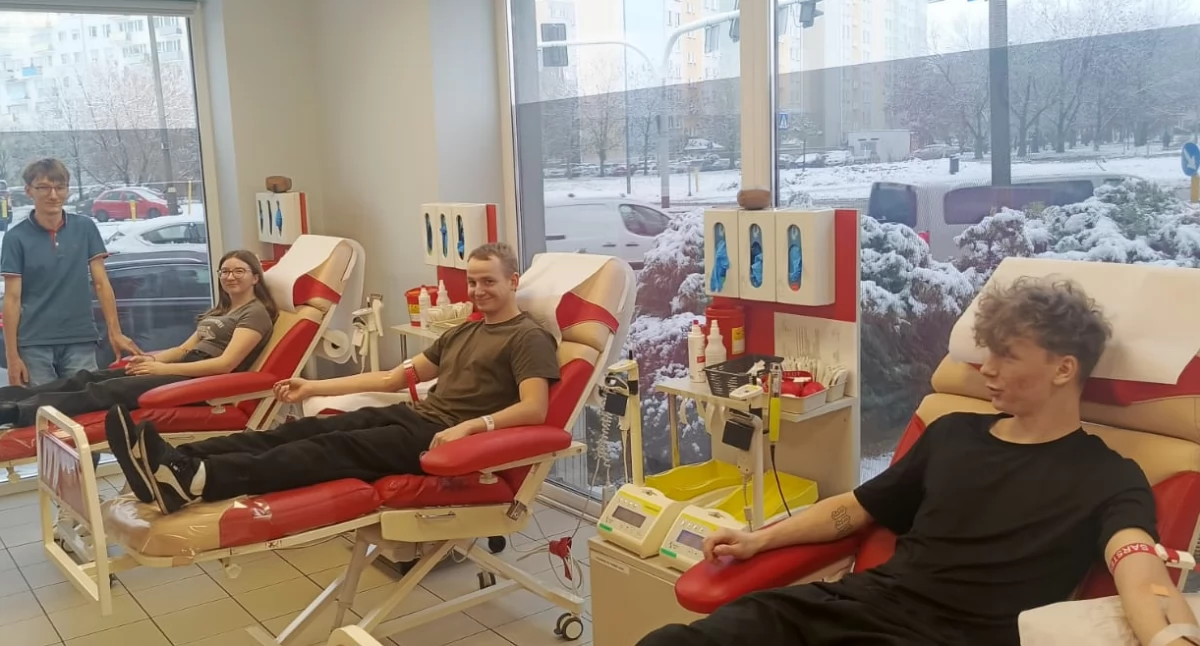 Szkolnictwo, Młoda Ekonomika ratuje życie Oddali litry! - zdjęcie, fotografia