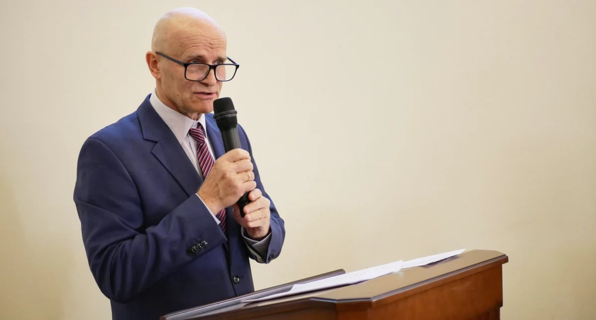 Argumenty przeciwko ewentualnej likwidacji paczkowskiej placówki przytaczał Jarosław Soszek, nauczyciel paczkowskiego zespołu szkół. foto: Starostwo Powiatowe w Nysie