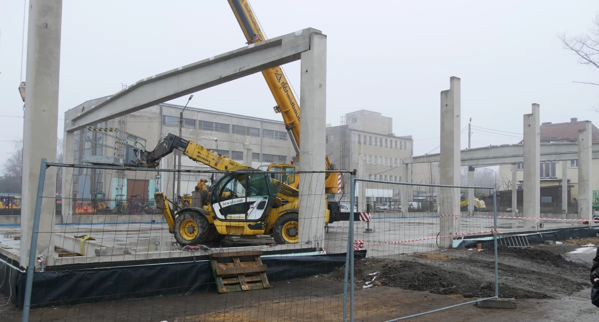 Budowa magazynu na bazie PKS ma się zakończyć do końca grudnia br. Postęp robót wskazuje, że termin może być trudny do dotrzymania. 