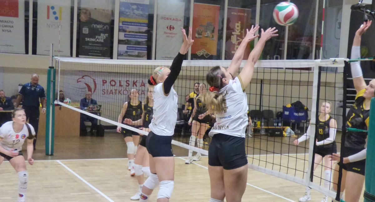 NTSK PANS Komunalnik Nysa - KSG Warszawa 0:3. Podwójny blok nyskiego zespołu, w wykonaniu Anny Śmidowicz (numer 14) i Anny Bianki Trusiewicz