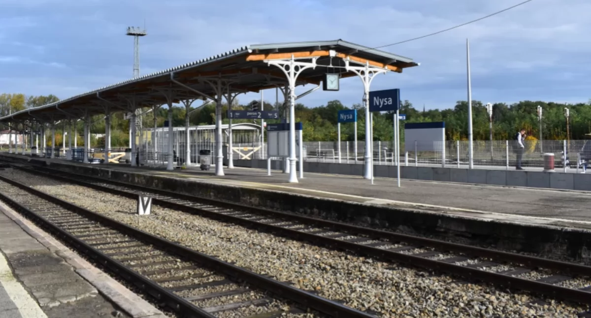 Komunikacja , komunikacyjne wykluczenie naszych mieszkańców rozkład połączeń Wrocławiem - zdjęcie, fotografia