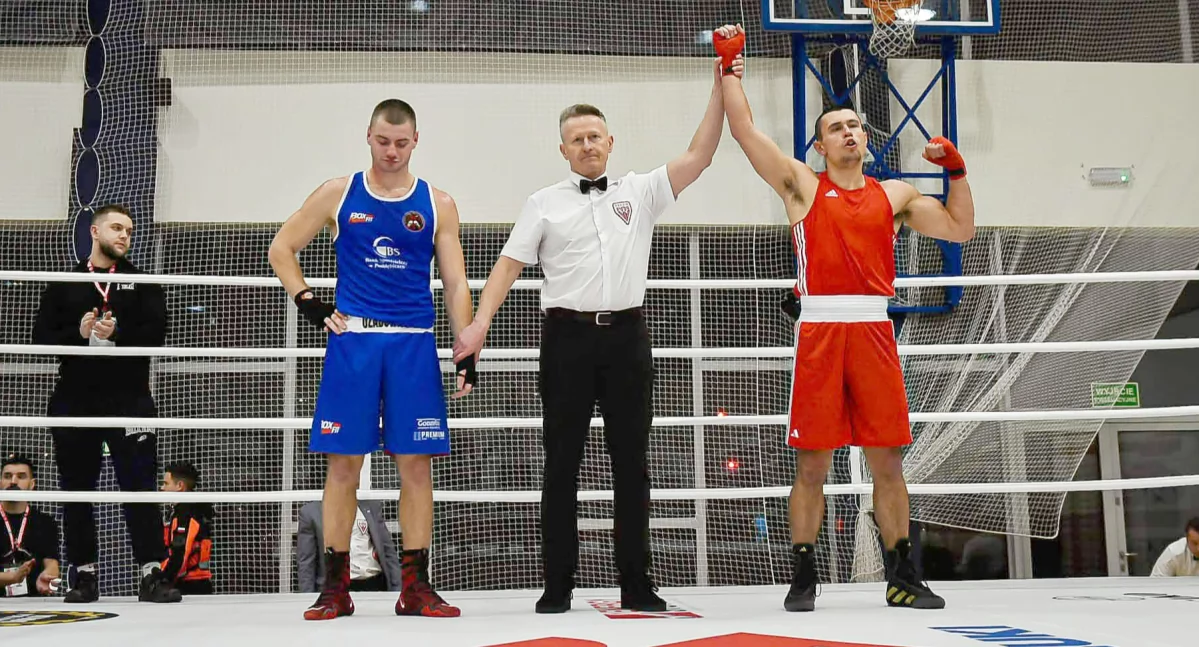 Przemek Kierpacz (w czerwonym) wygrywa pojedynek z reprezentantem województwa łódzkiego - Szymonem Ożadowiczem przez KO