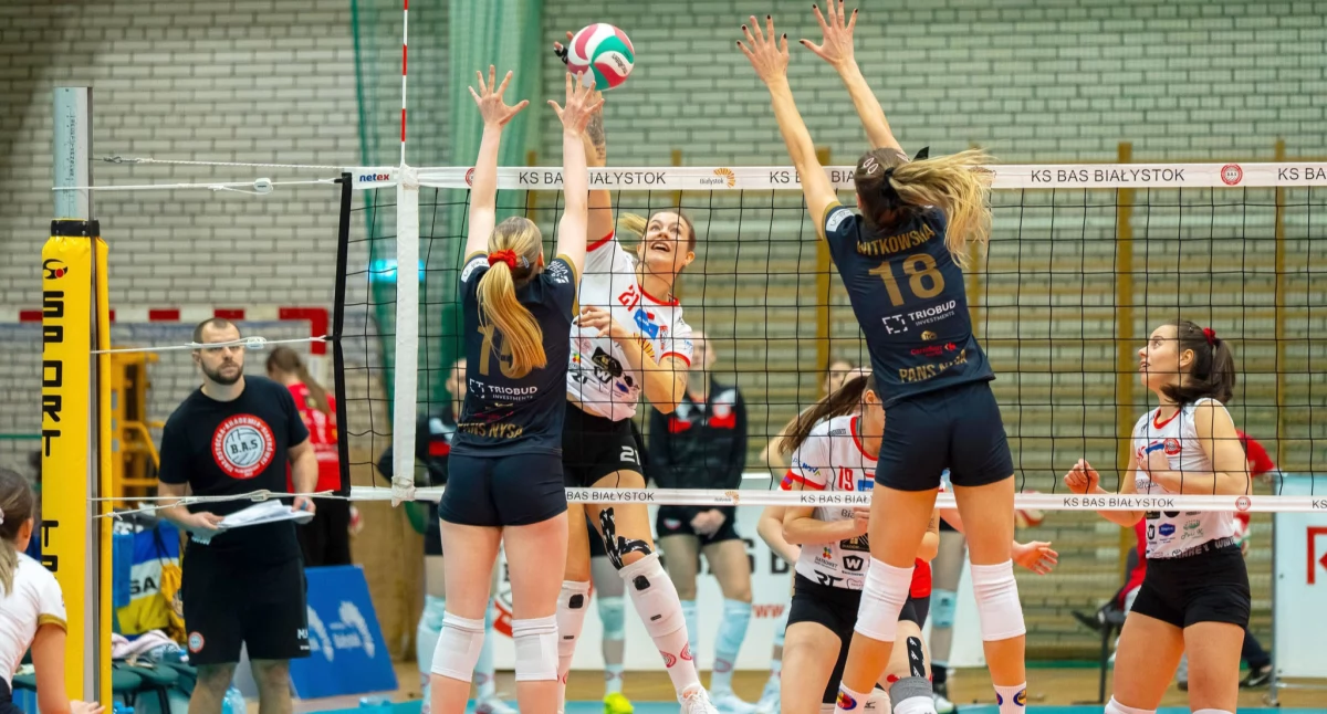 KS BAS Kombinat Budowlany Białystok - NTSK PANS Komunalnik Nysa 3:2. W akcji podwójny blok nyskiej drużyny w wykonaniu Karoliny Nadery (numer 15) i Nikoli Witkowskiej (numer 18)