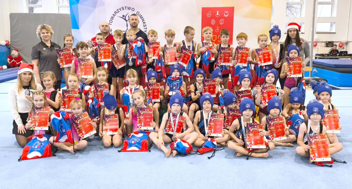 Rodzinne zdjęcie najmłodszych zawodniczek i zawodników Nyskiego Towarzystwa Gimnastycznego