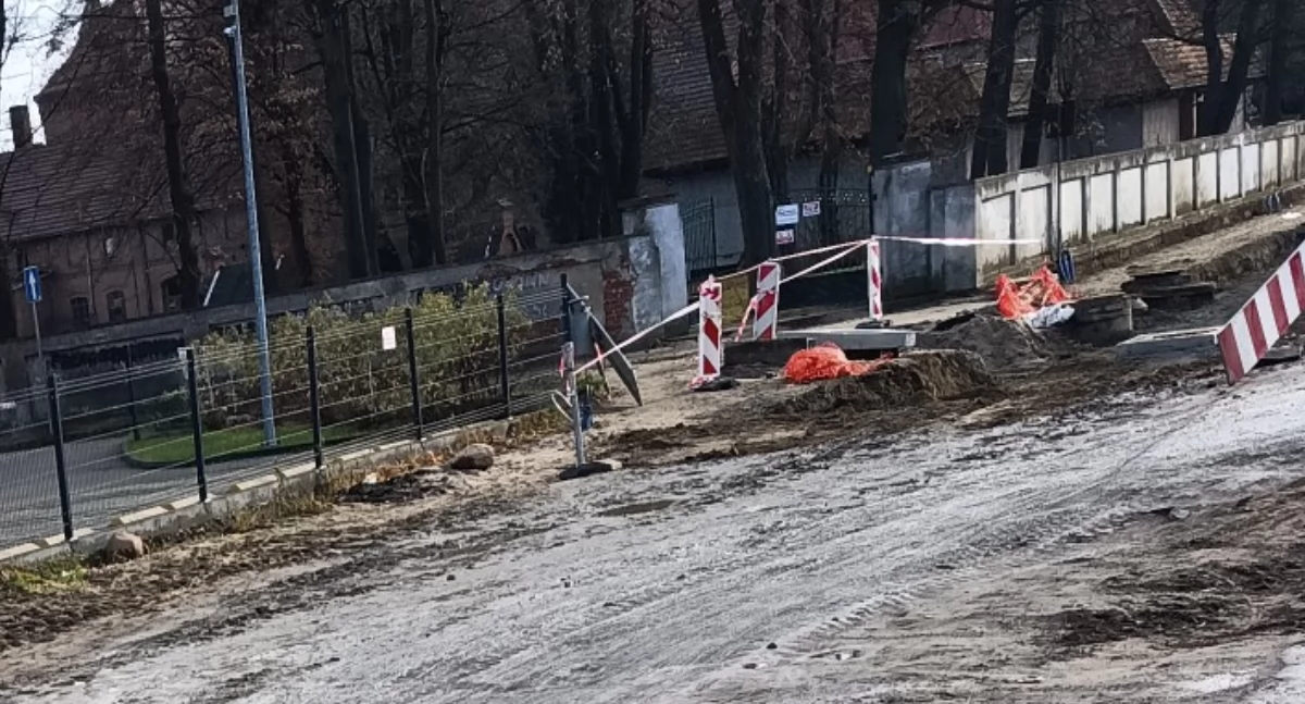 Kontrowersje, Remont gminnej ulicy niszczy przedsiębiorców Burmistrz Kolbiarz przyniósł czekoladę - zdjęcie, fotografia