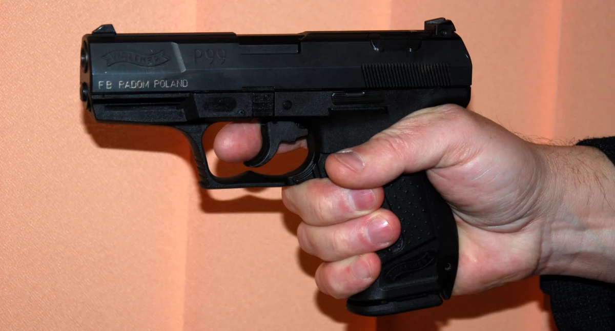 Policja , Wystrzał policyjnej broni służbowej  - zdjęcie, fotografia