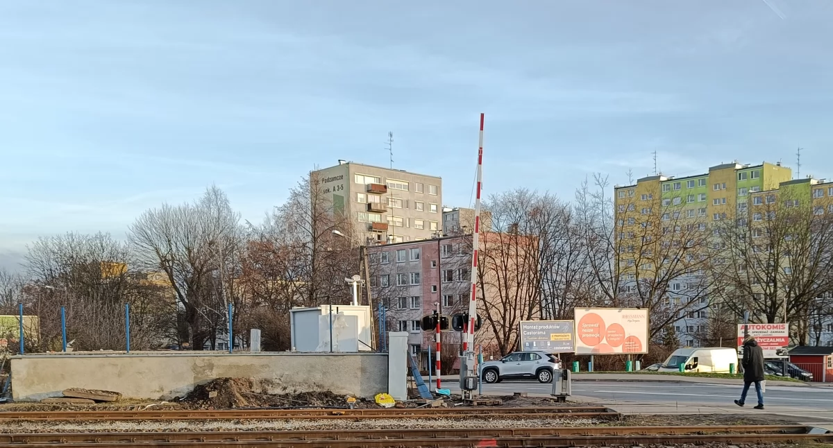 Kontrowersje, Przejazd Grodkowskiej dróżnika  - zdjęcie, fotografia