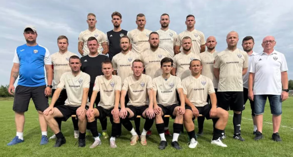 LKS Goświnowice. W górnym rzędzie od lewej: Emil Kołodziejczyk, Mateusz Szymański, Patryk Głogowski, Patryk Jawor, Rafał Krasowski; w środkowym rzędzie: kierownik drużyny Grzegorz Glezner, Marcin Ściański, Michał Balicki, Łukasz Michaliszyn, Michał Sacha, Kamil Pietraszek, Gracjan Bogdanowicz, Piotr Szyszka,  I trener Marcin Worek, II trener Mirosław Myjak; w dolnym rzędzie: Dawid Rusinek, Kamil Chmielowski, Bartłomiej Zabłocki, Karol Szwesta i Łukasz Sala