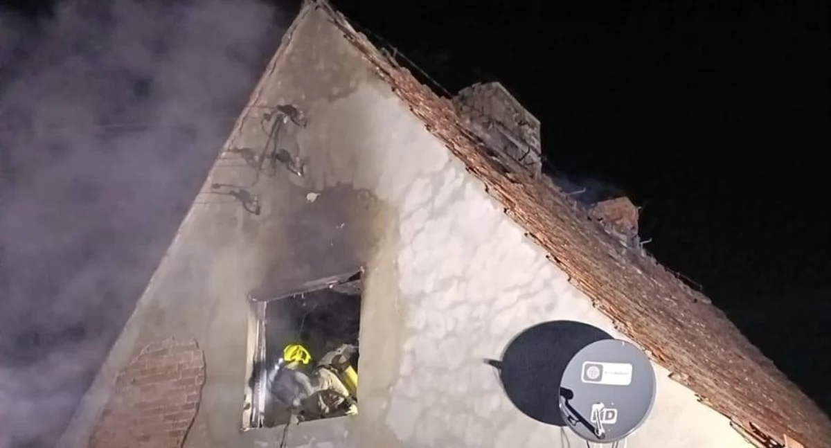 Straż Pożarna , Przed ogniem musiało uciekać siedem osób czworo dzieci - zdjęcie, fotografia